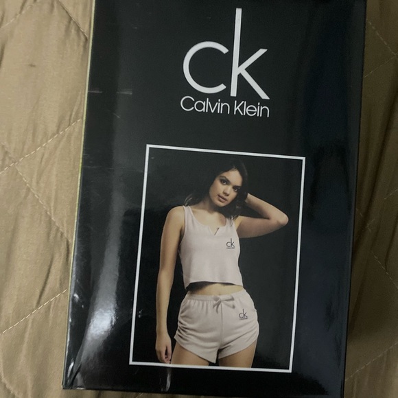 Calvin Klein
WOMEN'S TANK TOP & SHORTS SET - Picture 3 of 3